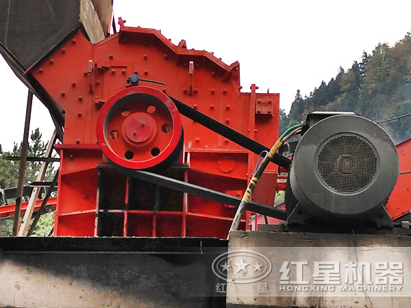 鉀長石細碎機工作現場1 鉀長石細碎機工作現場1