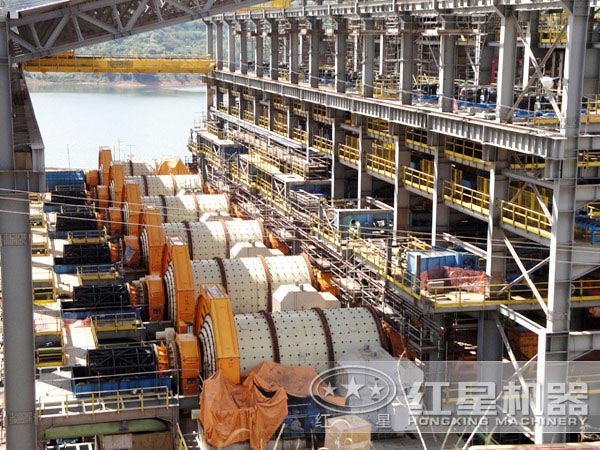 選鉬礦工作現場:球磨機部分 選鉬礦工作現場:球磨機部分