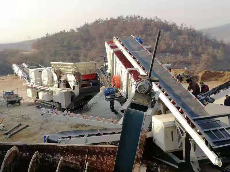 移動(dòng)履帶式建筑垃圾處理生產(chǎn)線現(xiàn)場 移動(dòng)履帶式建筑垃圾處理生產(chǎn)線現(xiàn)場