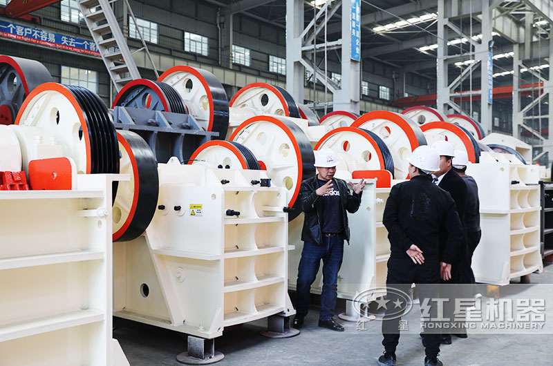 虎口石子破碎機價格實惠，客戶來廠參觀