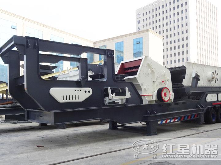 輪胎移動(dòng)破碎站配反擊式破碎機(jī)，時(shí)產(chǎn)70-280t/h，具有整形作用
