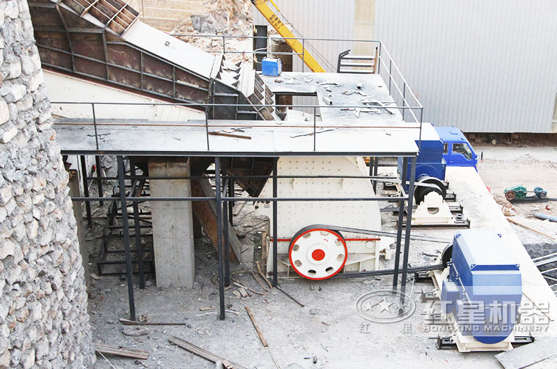 錘式破碎機(jī)安裝中 錘式破碎機(jī)安裝中