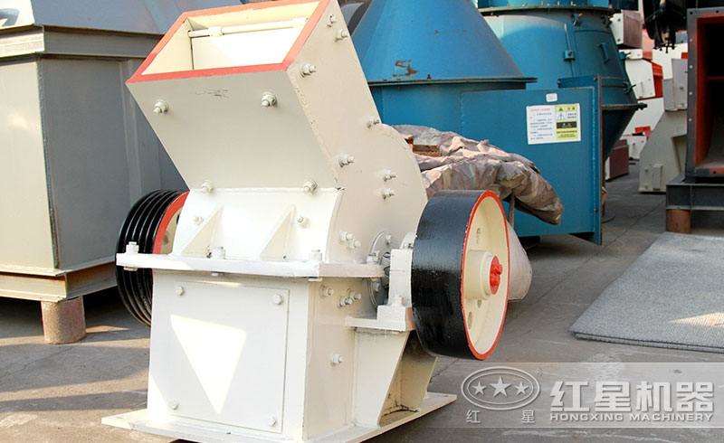 小型錘式破碎機(jī)，體積小，易移動(dòng)