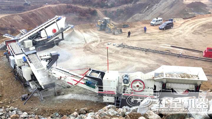 履帶移動顎破機+履帶移動圓錐破+履帶振動篩一體機三臺設備聯(lián)合作業(yè)