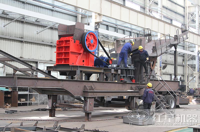 小型移動(dòng)粉碎機(jī)生產(chǎn)車間 小型移動(dòng)粉碎機(jī)生產(chǎn)車間