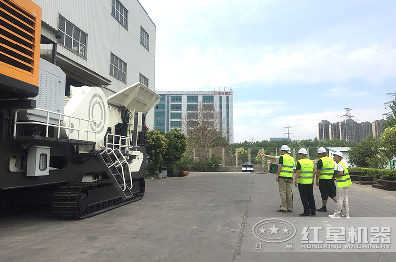 經理陪同客戶到廠實地考察 經理陪同客戶到廠實地考察