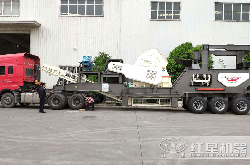 移動(dòng)重錘式破煤機(jī)設(shè)備直接開往客戶現(xiàn)場 移動(dòng)重錘式破煤機(jī)設(shè)備直接開往客戶現(xiàn)場