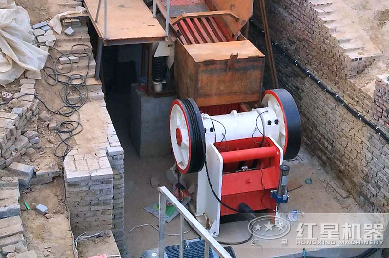 顎式破碎機工作現(xiàn)場圖片 顎式破碎機工作現(xiàn)場圖片