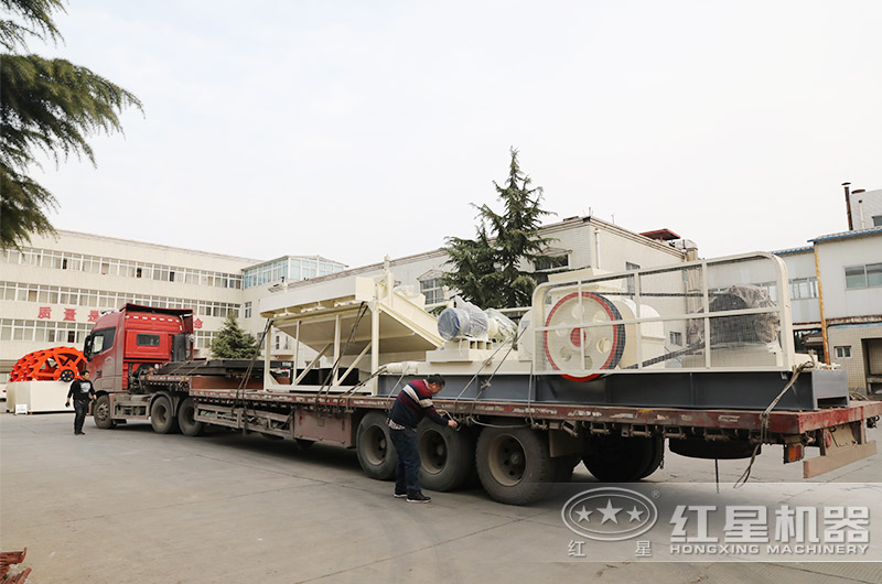 紅星對輥破碎機裝車發(fā)貨現(xiàn)場 紅星對輥破碎機裝車發(fā)貨現(xiàn)場