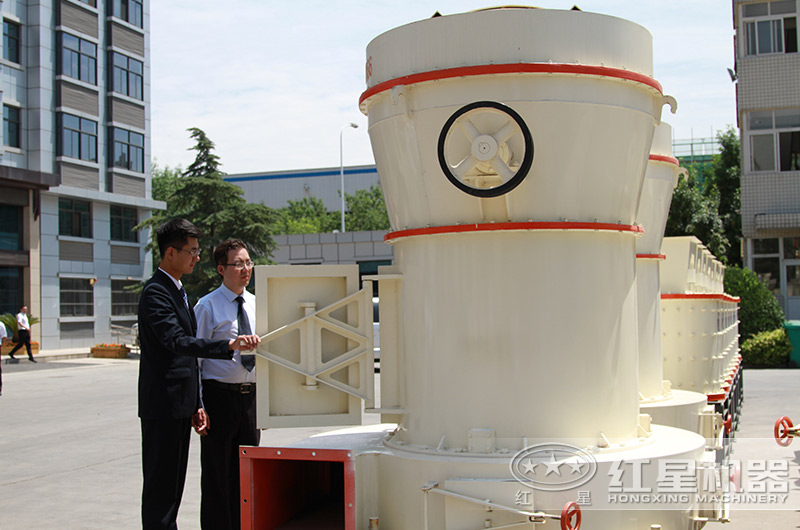 客戶來廠考察石灰石磨粉機(jī)設(shè)備 客戶來廠考察石灰石磨粉機(jī)設(shè)備