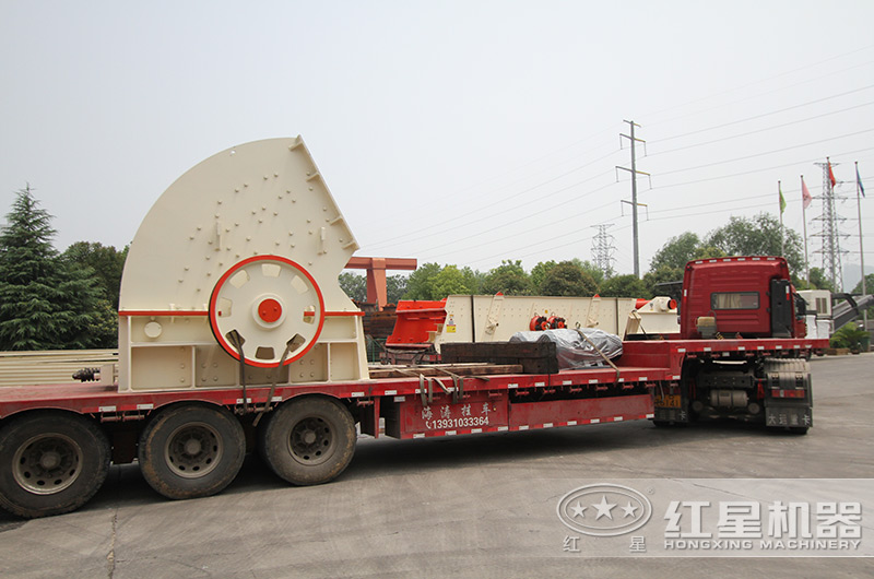 整套石灰石錘破生產(chǎn)線設(shè)備裝車(chē)發(fā)貨中 整套石灰石錘破生產(chǎn)線設(shè)備裝車(chē)發(fā)貨中